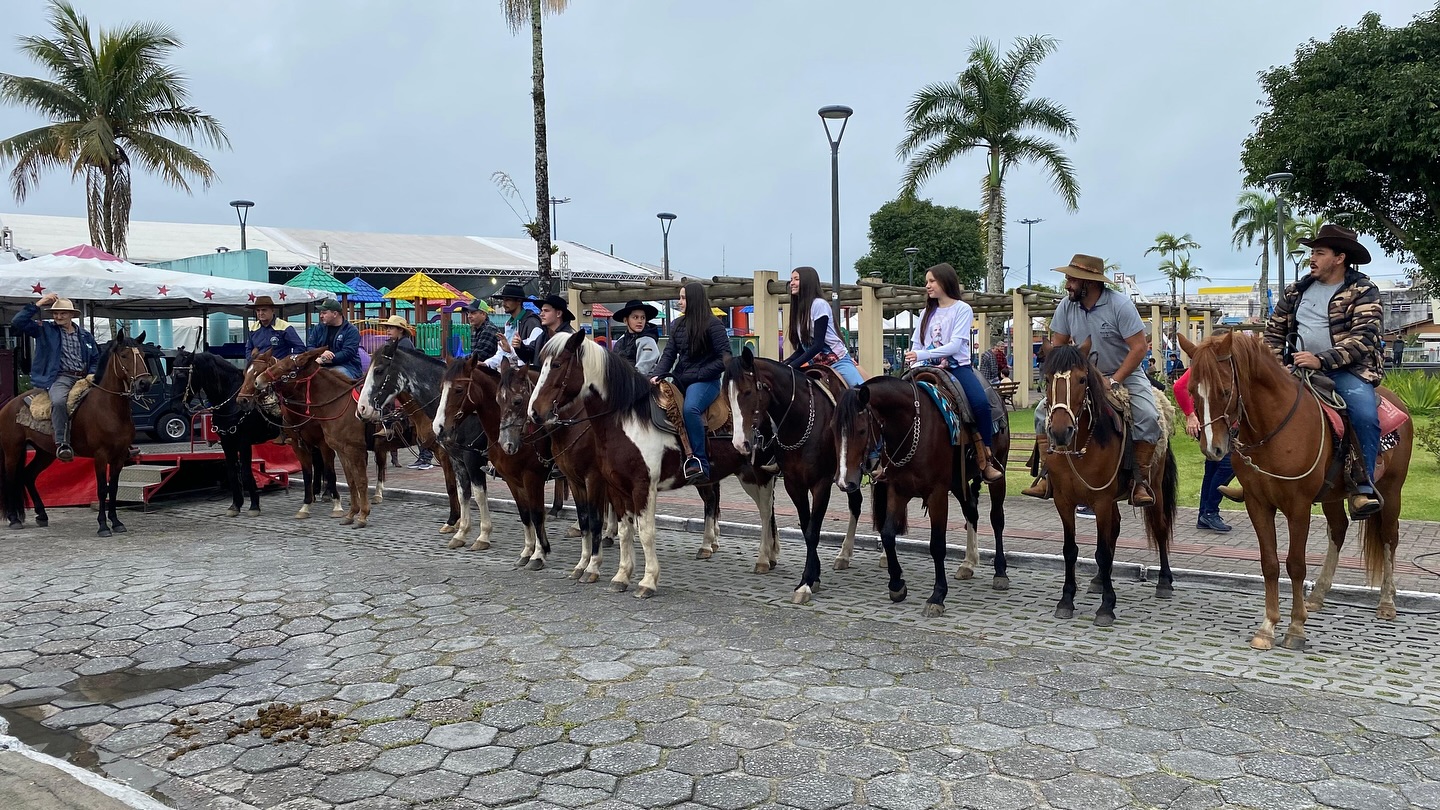 Procissão de cavaleiros e amazonas